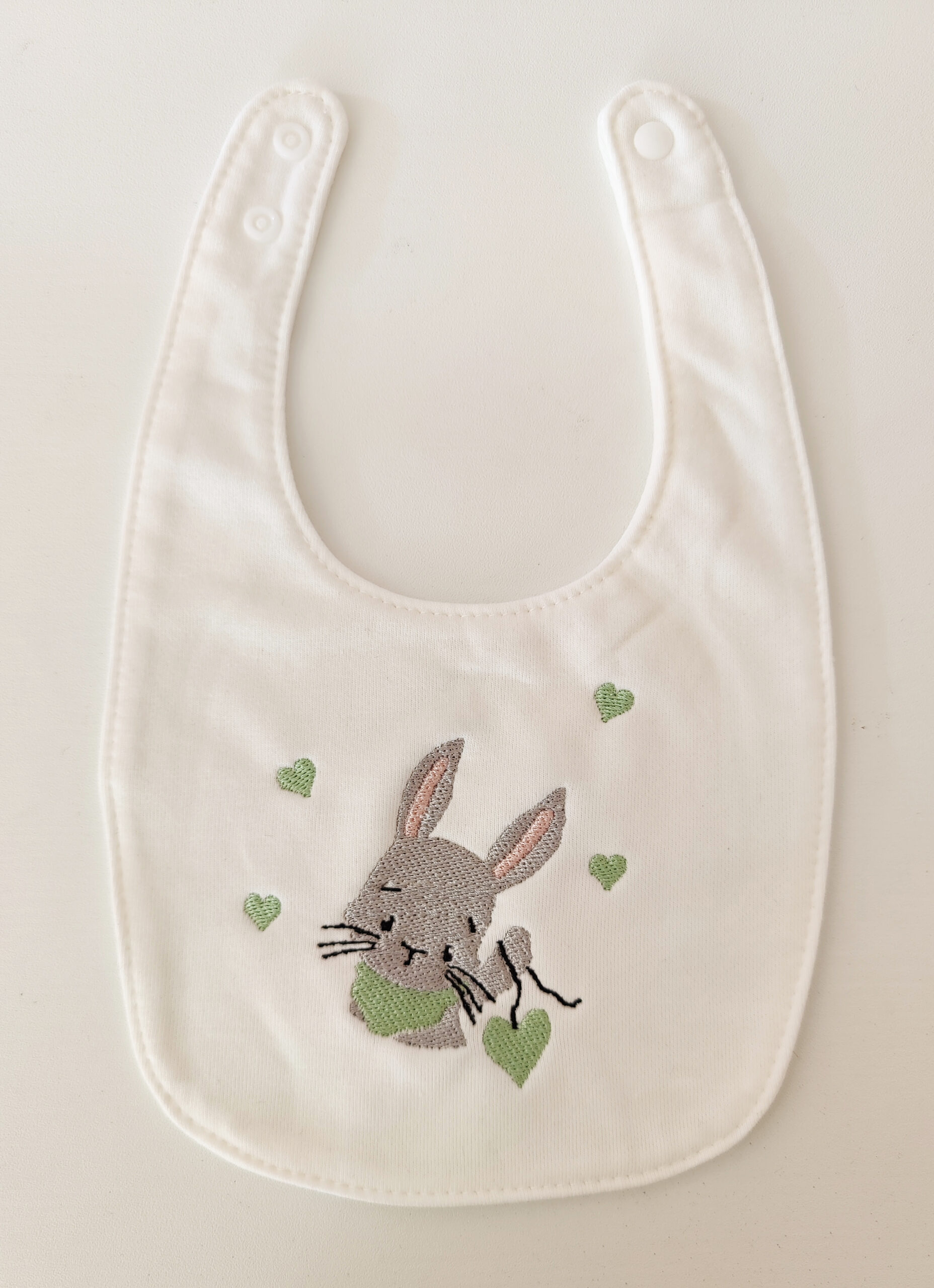 Bavaglino ricamato a macchina con coniglietto e cuori