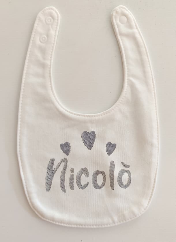 Bavaglino ricamato a macchina con nome Nicolò e cuori