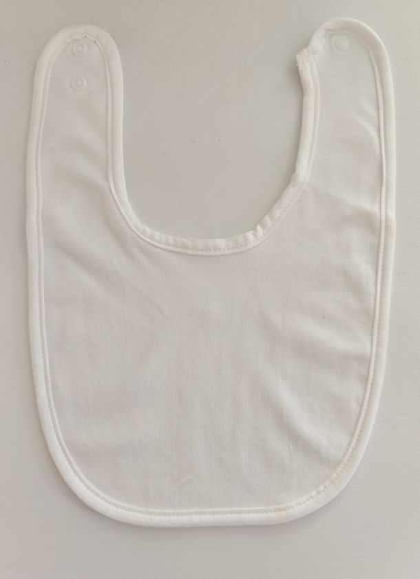 Fotografia di un bavaglino per neonati su sfondo bianco, largo.