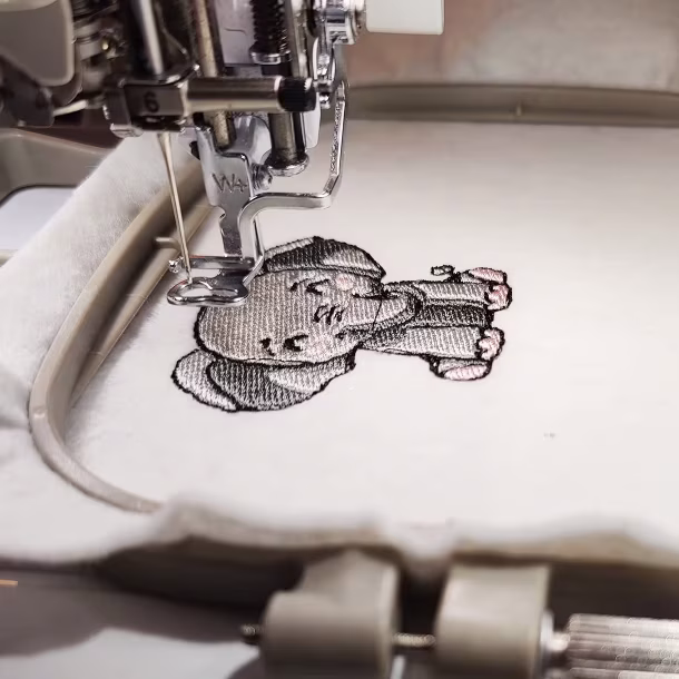 Fotografia di un elefante ricamato con una macchina per cucire
