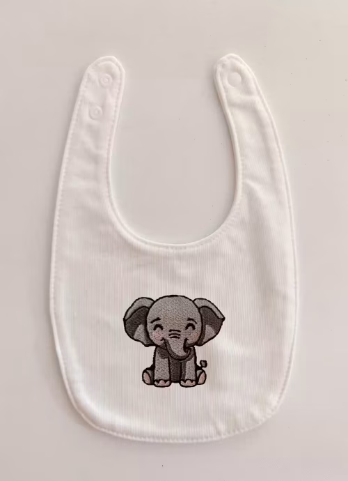 Fotografia di un bavaglino per neonato con un elefante ricamato sulla parte centrale.