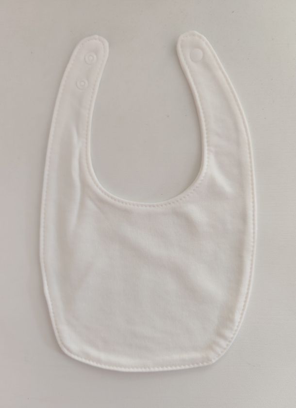Fotografia di un bavaglino per neonati bianco.